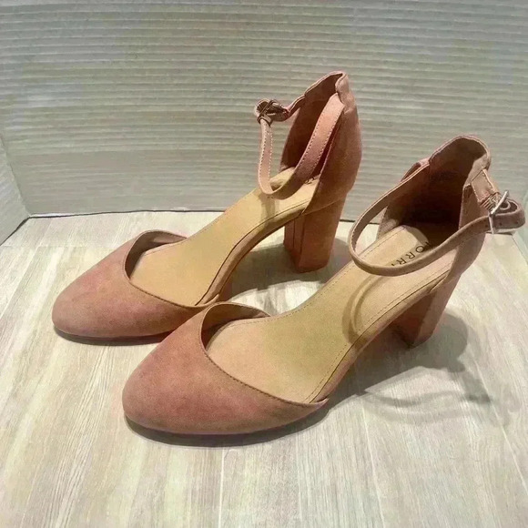 TORRID Mauve Pink Suede-Like Block Heel Ankle Strap Almond Toe Size 10 W - Picture 6 of 7